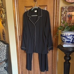 Women’s Soma Pajama Set in Black, size Large